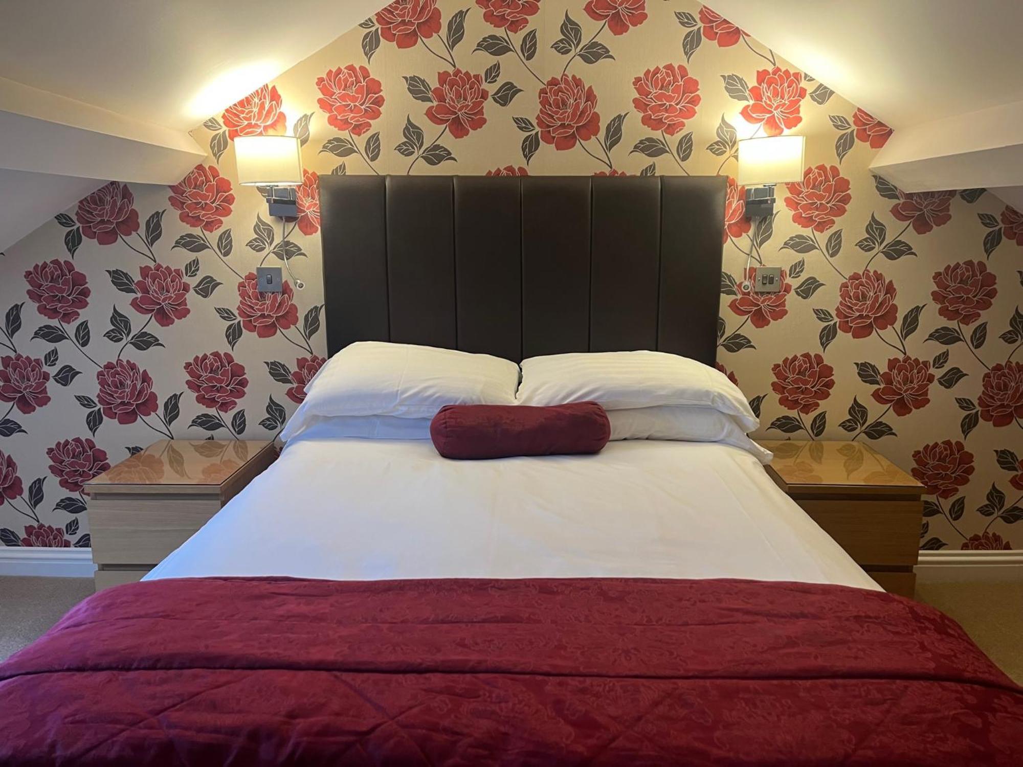 The Lion Hotel Blaenavon ภายนอก รูปภาพ